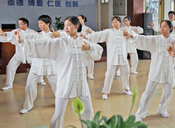 小学运动会体育老师放大招 传统武术三节棍惊艳全场